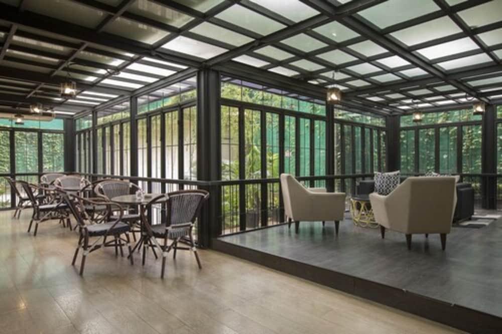 Hotel Grandhika Iskandarsyah Jakarta Exterior foto